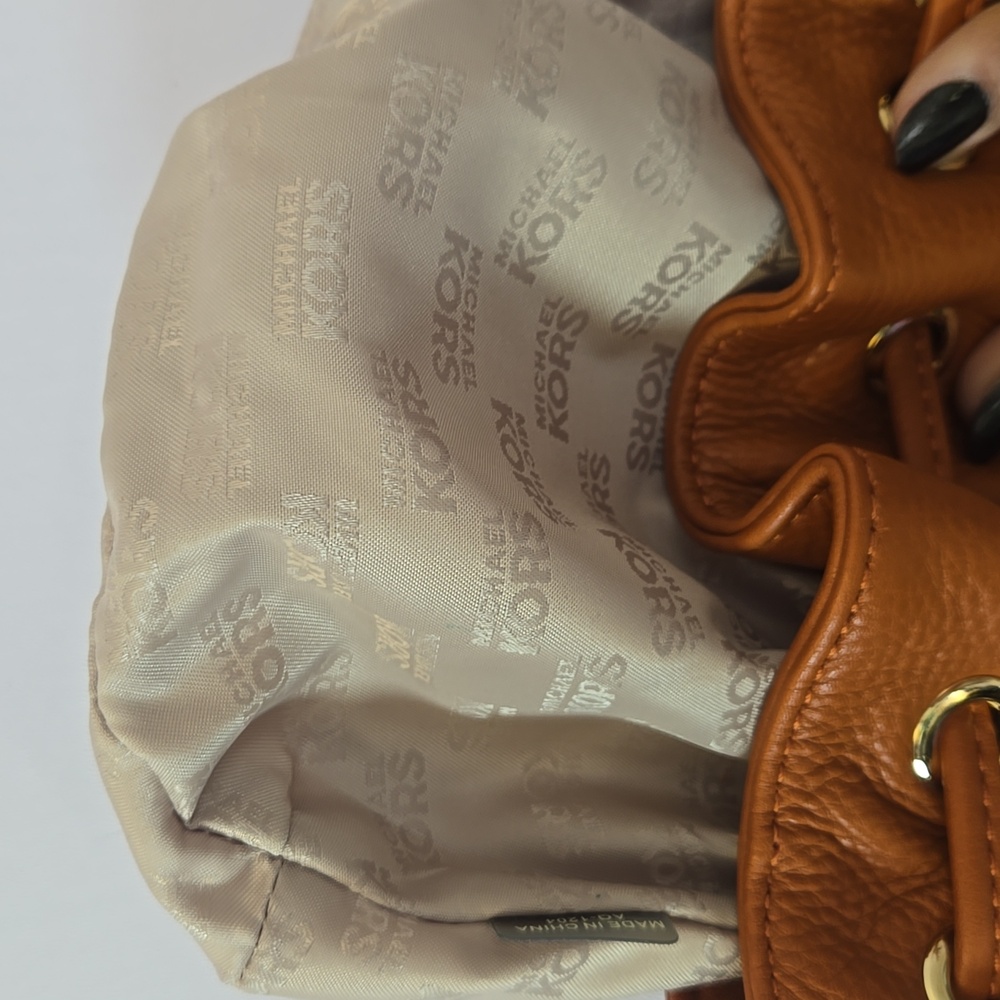 EUC Michael Kors Elegant Leather Bucket Crossbody Bag - Picture 6 of 7